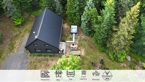Chalet with Private Hot Tub and Wood Fireplace in the Laurentians — Lac Sarrazin, Sainte-Lucie-des-Laurentides