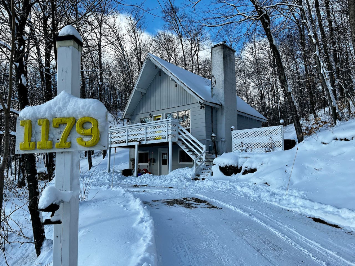 "the-sweet-escape"-chalet-douce-evasion-st-adolphe/