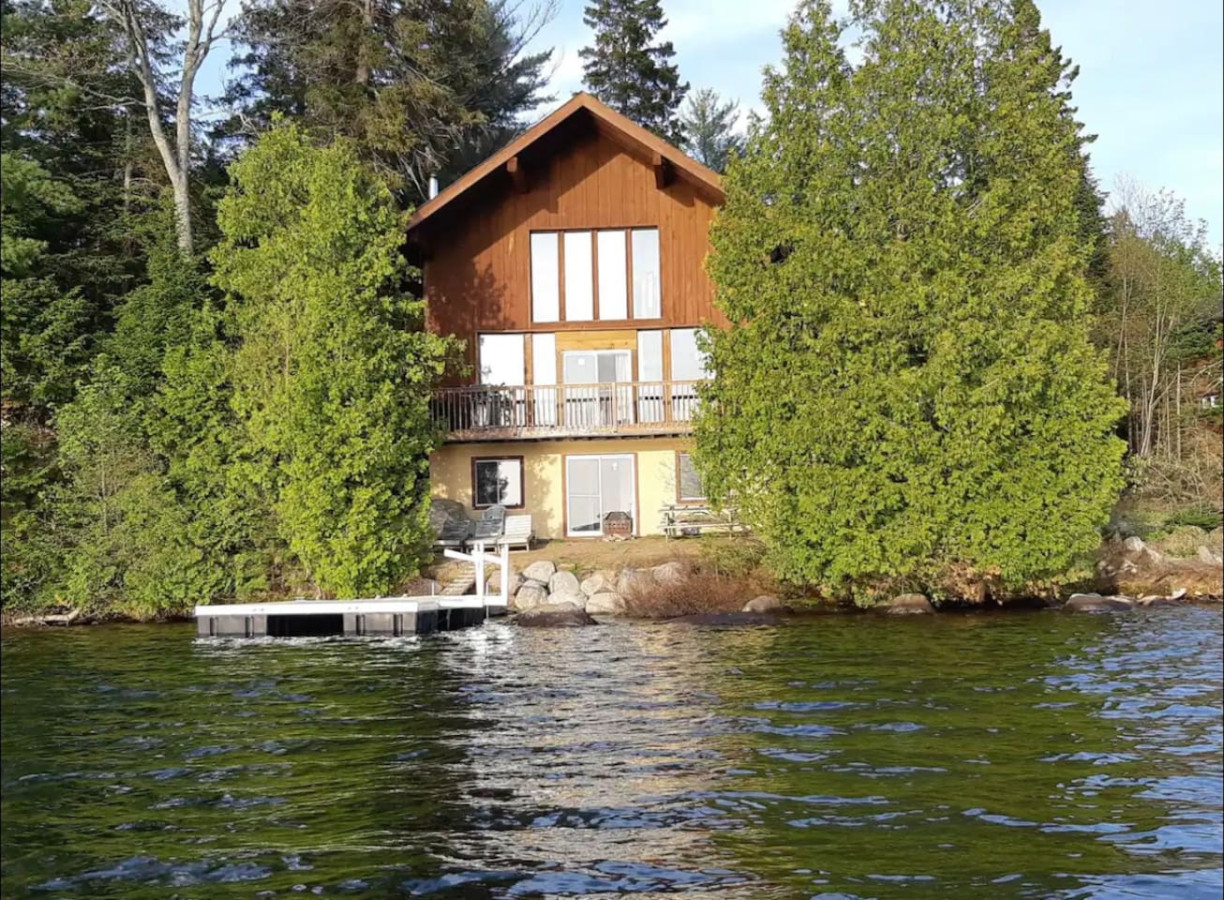 the-castle-:-lake-front-beach-and-bbq/