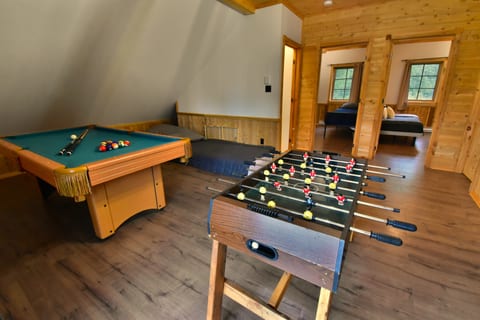 The Escapade - Private hot tub with pool table