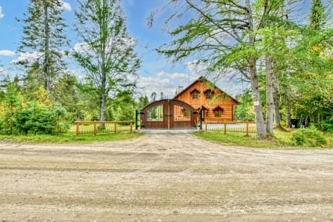 The Escapade - Private hot tub with pool table