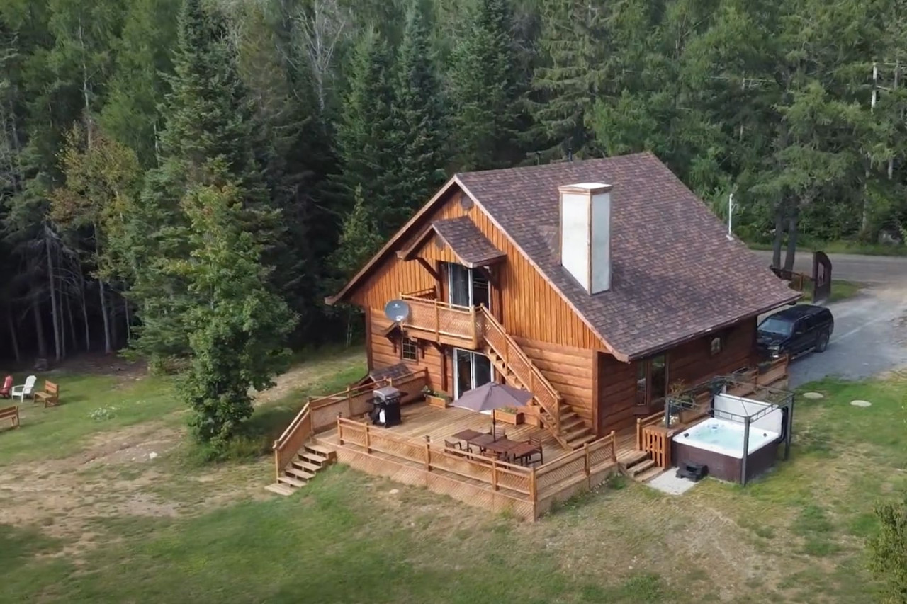 The Escapade - Private hot tub with pool table