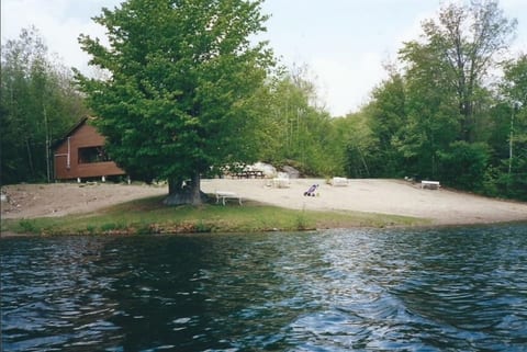 Accès plage de sable à 2 min du chalet en voiture