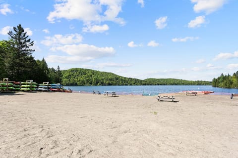 Grande plage à 2 min à pieds du chalet