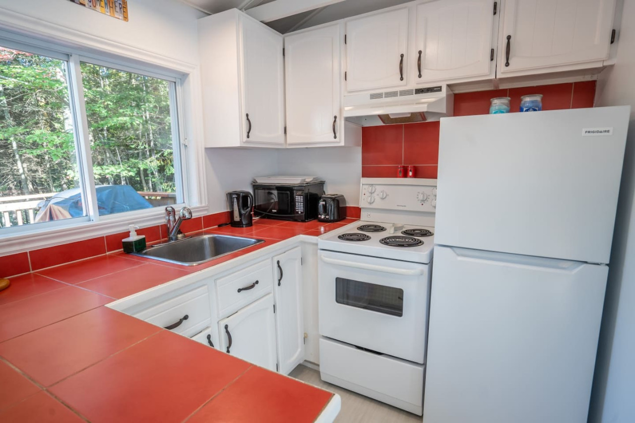 mountain-cocoon-private-spa-and-waterfront-retreat/