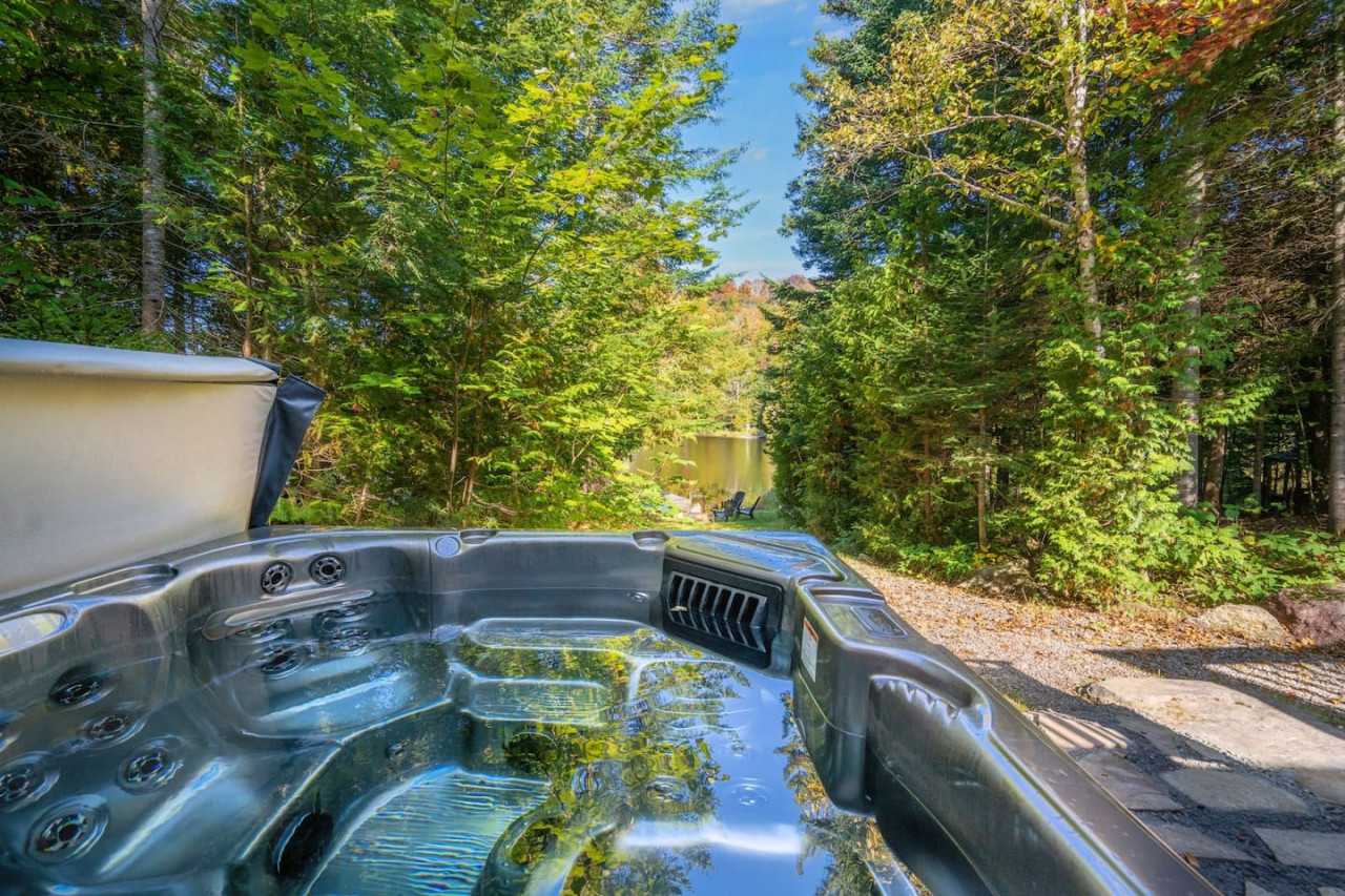 Mountain Cocoon – Private Spa and Waterfront Retreat