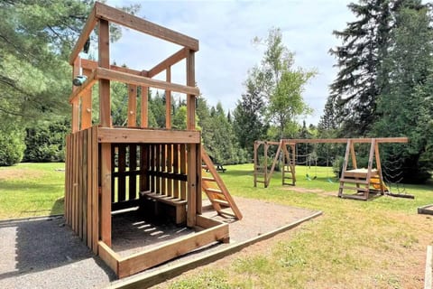 En réservant le Petit Renard (1601) du domaine des Pins, vous aurez accès à des modules de jeux extérieurs pour enfants. Cet espace est partagé avec les autres voyageurs du domaine des Pins.