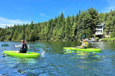 By booking Le Petit Renard (1601) du Domaine des Pins, you will have access to Lac Sarazin beach. This space is shared with the other guests of the Domaine des Pins. 2 kayaks and 1 pedal boat are reserved for you (exclusive to 1601).