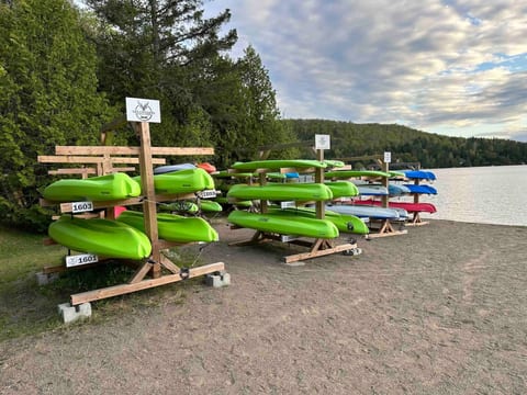 By booking Le Petit Renard (1601) du Domaine des Pins, you will have access to Lac Sarazin beach. This space is shared with the other guests of the Domaine des Pins. 2 kayaks and 1 pedal boat are reserved for you (exclusive to 1601).