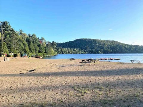 By booking Le Petit Renard (1601) du Domaine des Pins, you will have access to Lac Sarazin beach. This space is shared with the other guests of the Domaine des Pins. 2 kayaks and 1 pedal boat are reserved for you (exclusive to 1601).