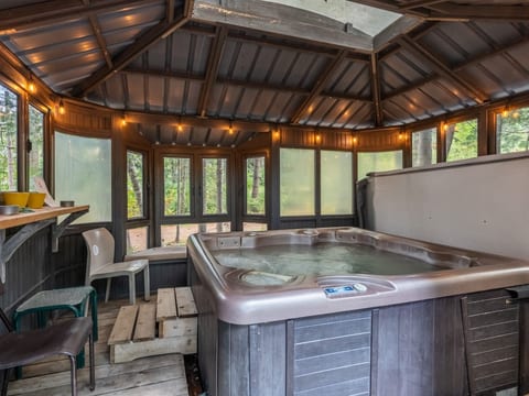 Private Hot tub located in a Gazebo : open year-round