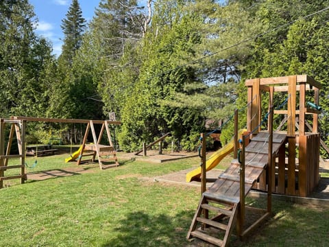 By booking the Petit Caribou (1603) du Domaine des Pins, you will have access to outdoor children's play modules. This space is shared with other guests on the Domaine des Pins.