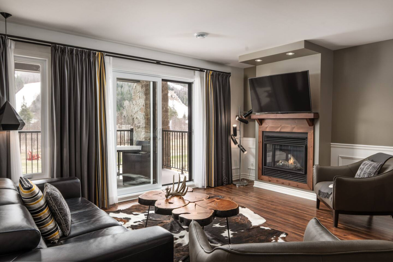 2-bedrooms-suite-with-direct-ski-access/