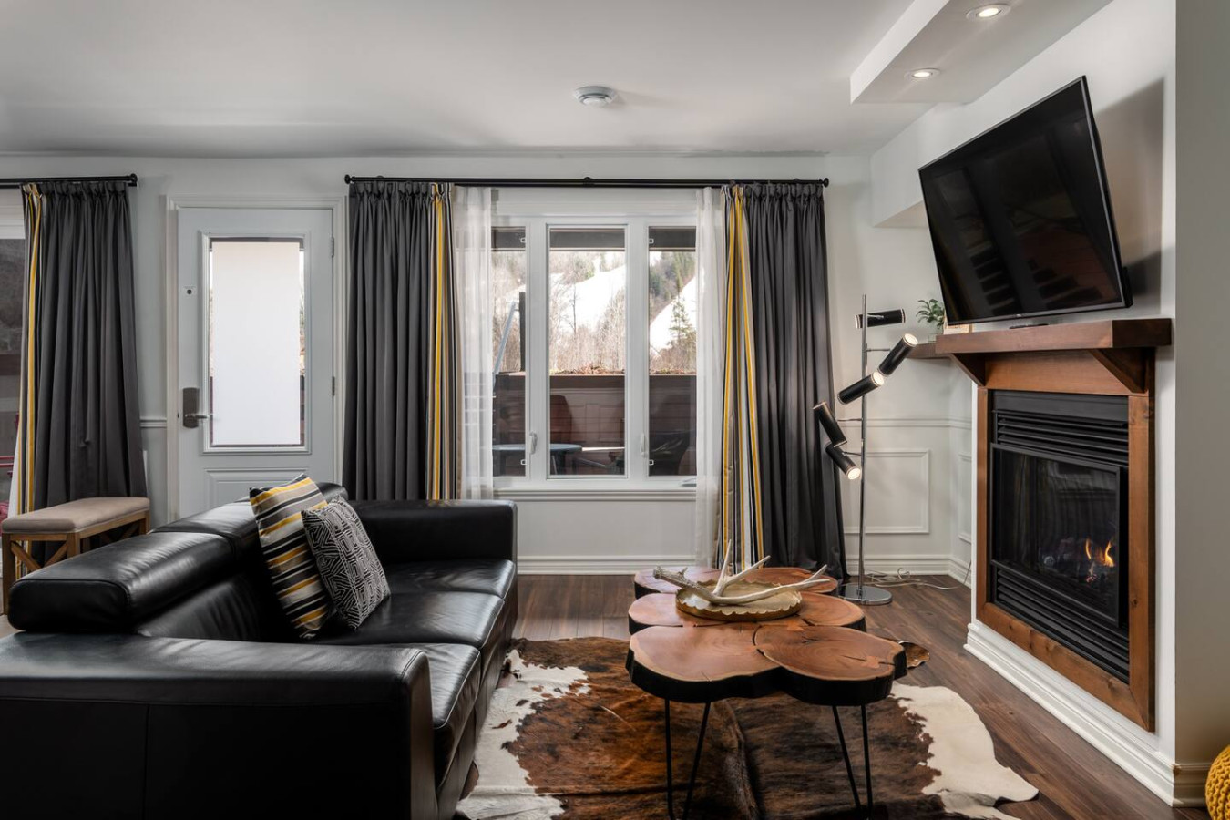 chic-condo-at-the-foot-of-the-st-sauveur-slopes/