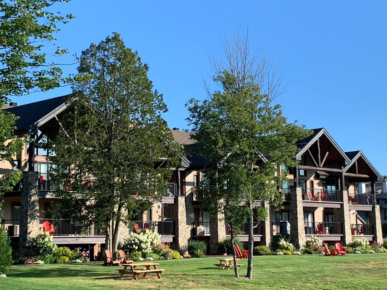 chic-condo-at-the-foot-of-the-st-sauveur-slopes/