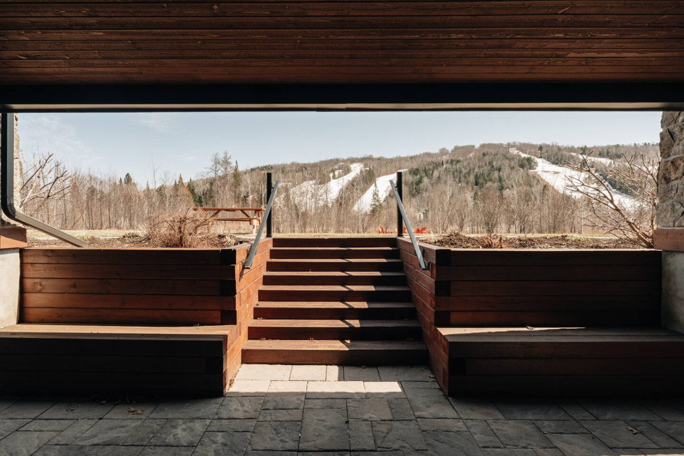 chic-condo-at-the-foot-of-the-st-sauveur-slopes/