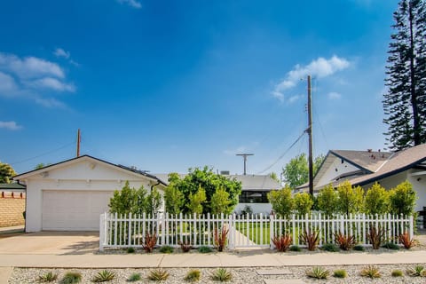 Beautiful 3 Bedroom Home + Pool Near Universal's