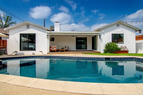 Beautiful 3 Bedroom Home + Pool Near Universal's