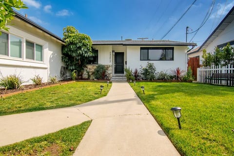 Beautiful 3 Bedroom Home + Pool Near Universal's