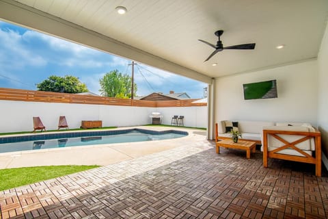 Beautiful 3 Bedroom Home + Pool Near Universal's