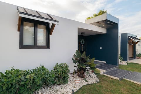 CoastalHeritage w/ Heated Pool, 7 min from Airport