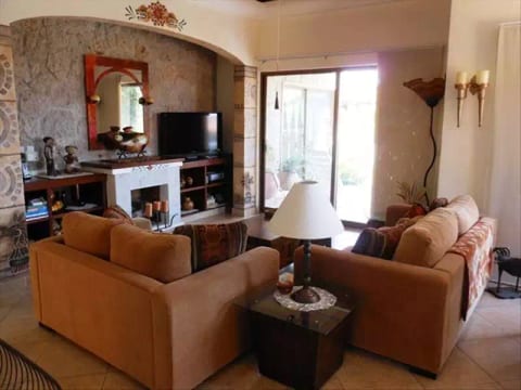Comfy LR, flat screen TV, DVDs, CDs, surround sound, gas FP, ceilling fan