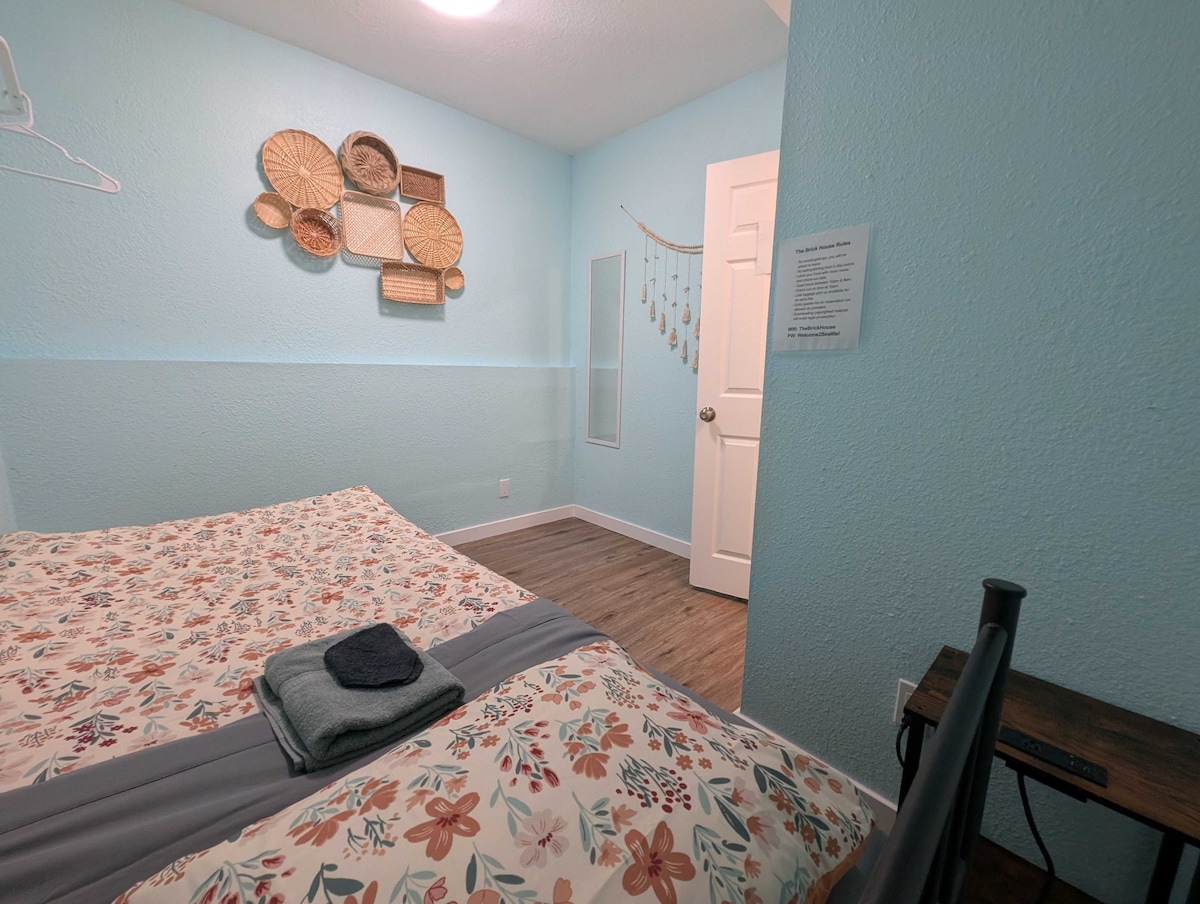 the-aurora-room-10-min-bus-to-downtown/