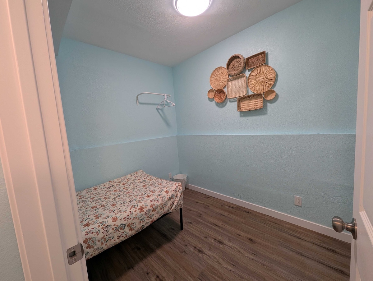 the-aurora-room-10-min-bus-to-downtown/