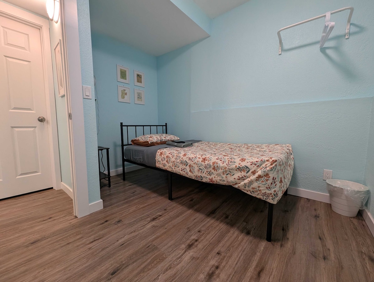 the-aurora-room-10-min-bus-to-downtown/