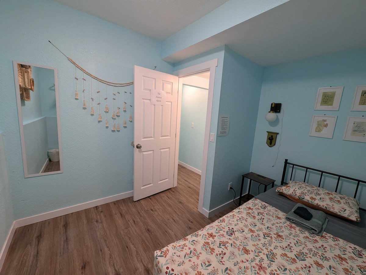 the-aurora-room-10-min-bus-to-downtown/