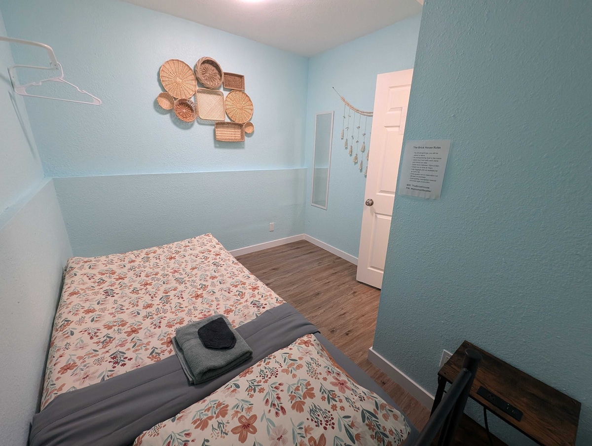 the-aurora-room-10-min-bus-to-downtown/