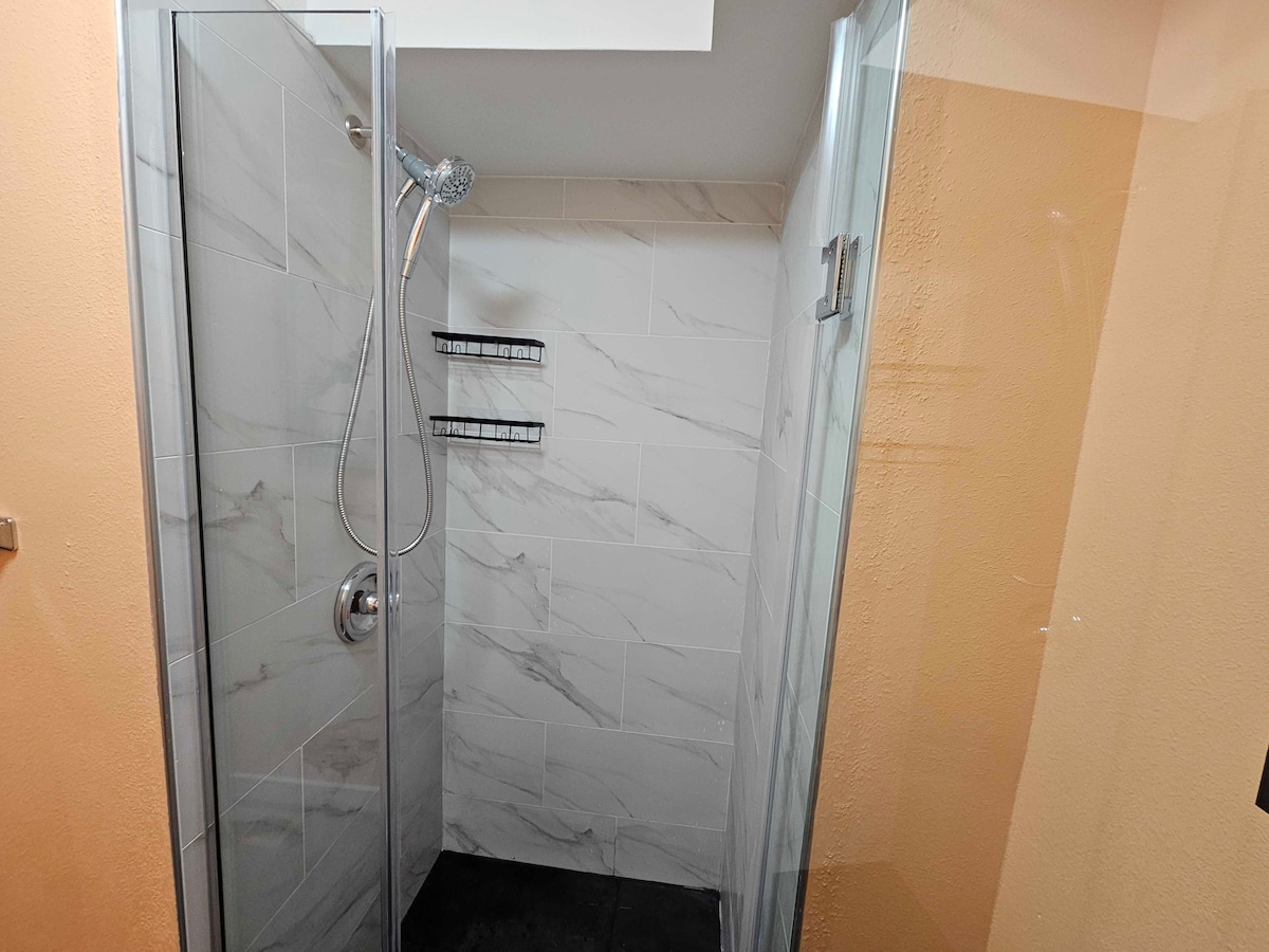 the-aurora-room-10-min-bus-to-downtown/