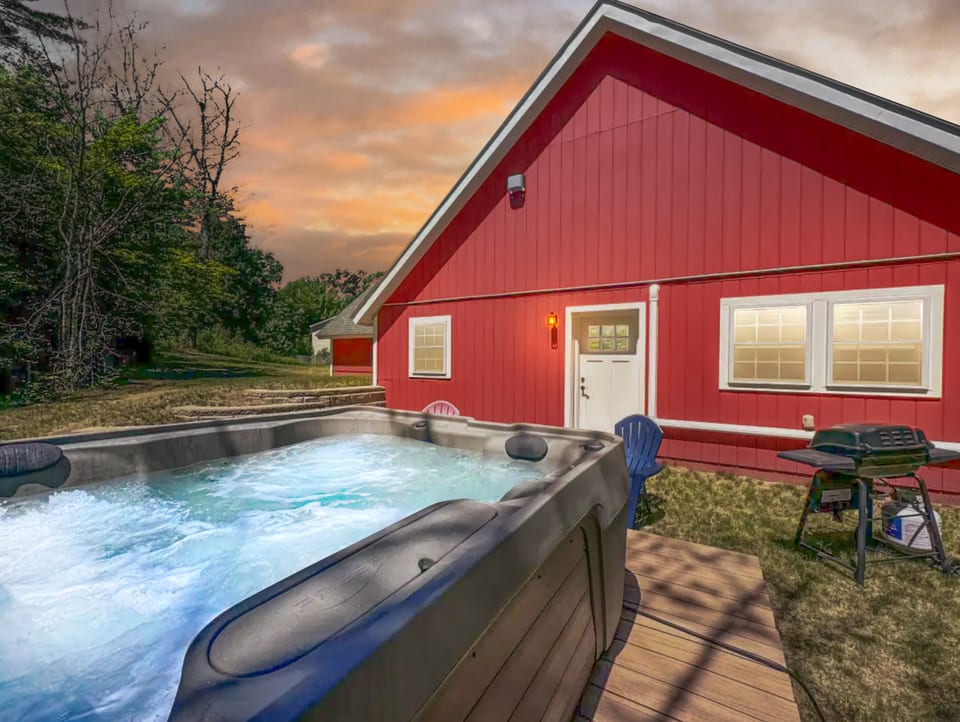 White Mountain Dream Cabin | 4 Acres  + Hot Tub - Fryeburg