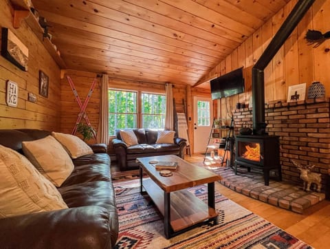 MOOSE CABIN | 5-Star Maine Experience | Hot Tub