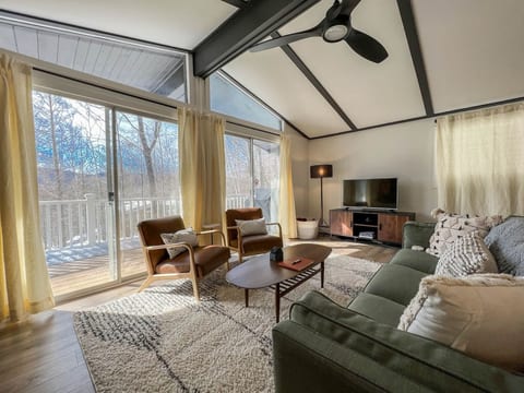 Maple View | Modern White Mountain Retreat