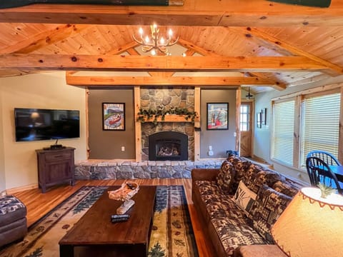 The Cranmore Mountain Cabin | Walk to North Conway