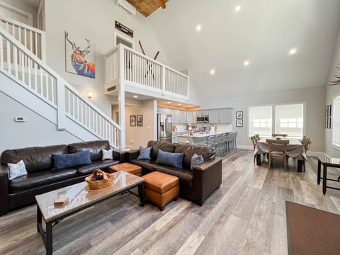 Luxe Mountain Home | River, Cranmore, Hot Tub