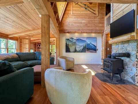 White Mtn Log Cabin | Hot tub, Views, Outdoor Bar!