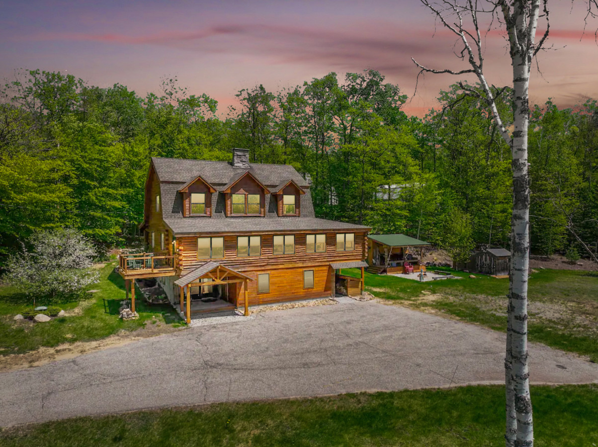 White Mtn Log Cabin | Hot tub, Views, Outdoor Bar!