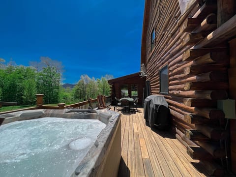 White Mtn Log Cabin | Hot tub, Views, Outdoor Bar!