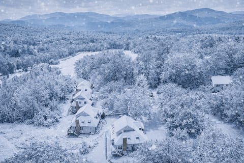 Mountain View Haus 4-season fun on Black Mountain + Amazing Views, A/C