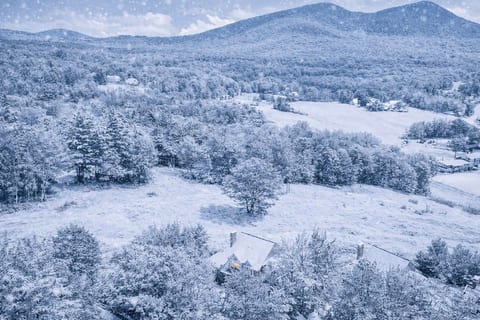 Mountain View Haus 4-season fun on Black Mountain + Amazing Views, A/C