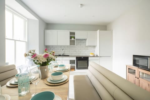 Luxury Tenby Retreat • 1-Min to Beach with Parking