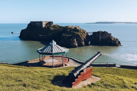 Luxury Tenby Retreat • 1-Min to Beach with Parking