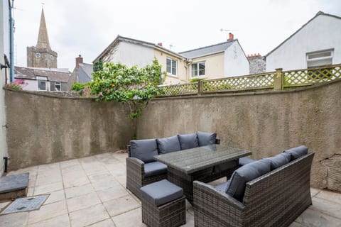Luxury Tenby Retreat • 1-Min to Beach with Parking