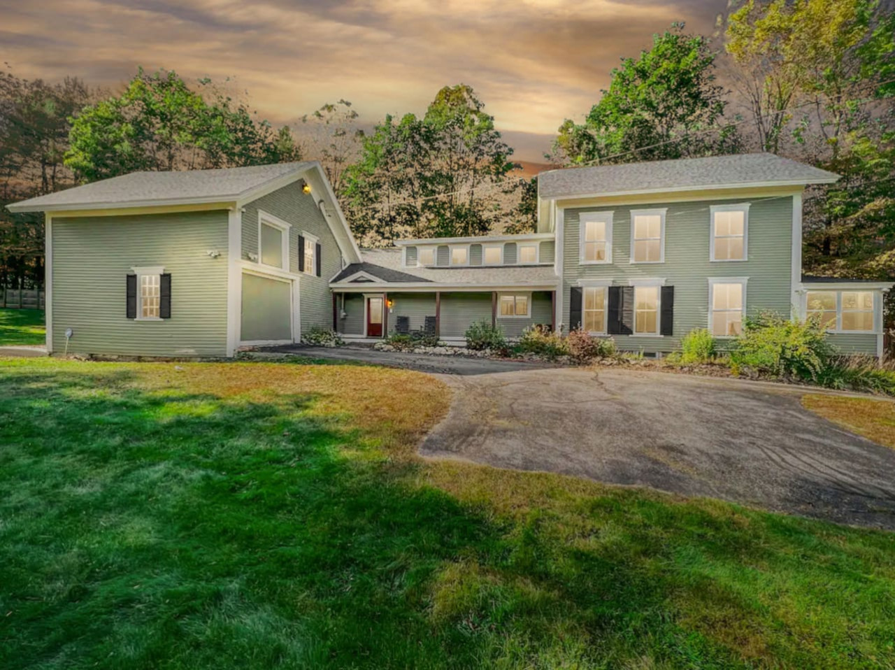 Fowler Farmhouse | Downtown | Beach | Hot tub +Bar