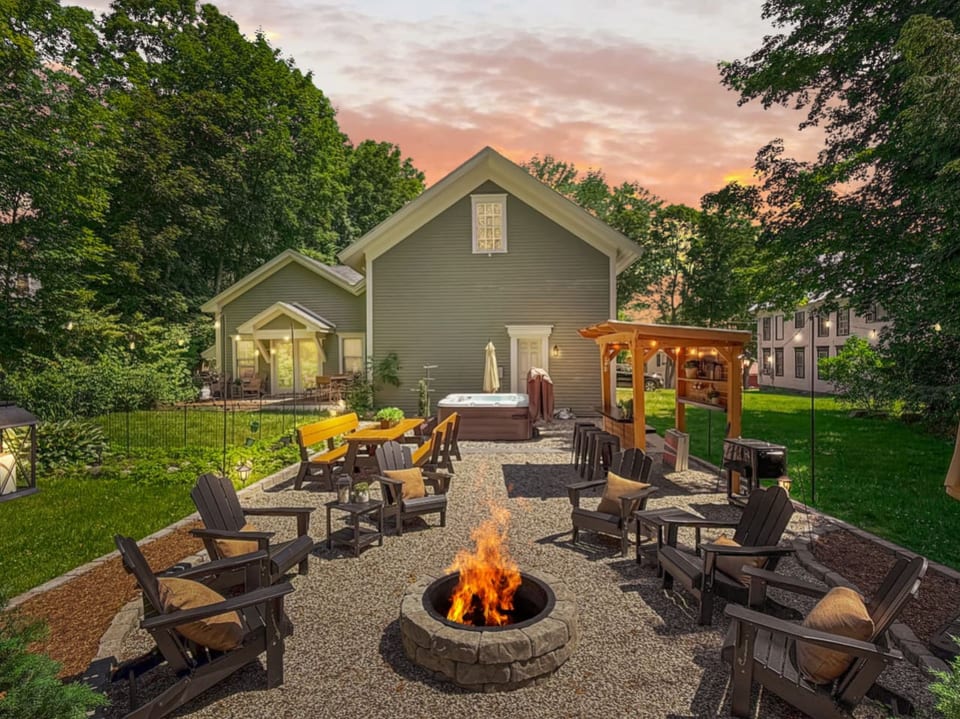 Fowler Farmhouse | Downtown | Beach | Hot tub +Bar - Bridgton