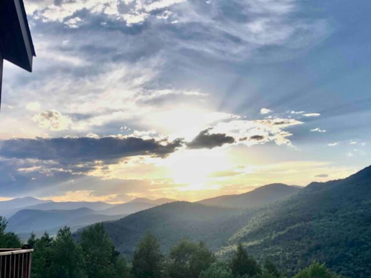 Relaxing Mountaintop Escape | Breathtaking Views!