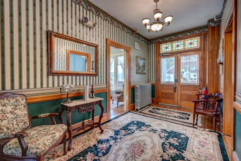 North Conway Getaway | Hot Tub, Pool & Sleeps 25!