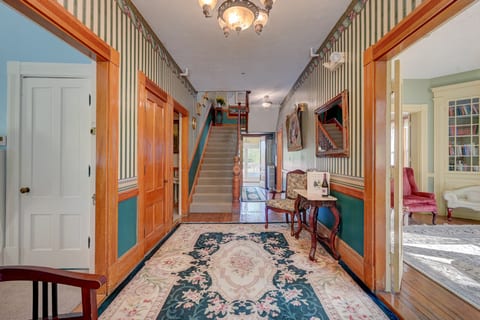 North Conway Getaway | Hot Tub, Pool & Sleeps 25!
